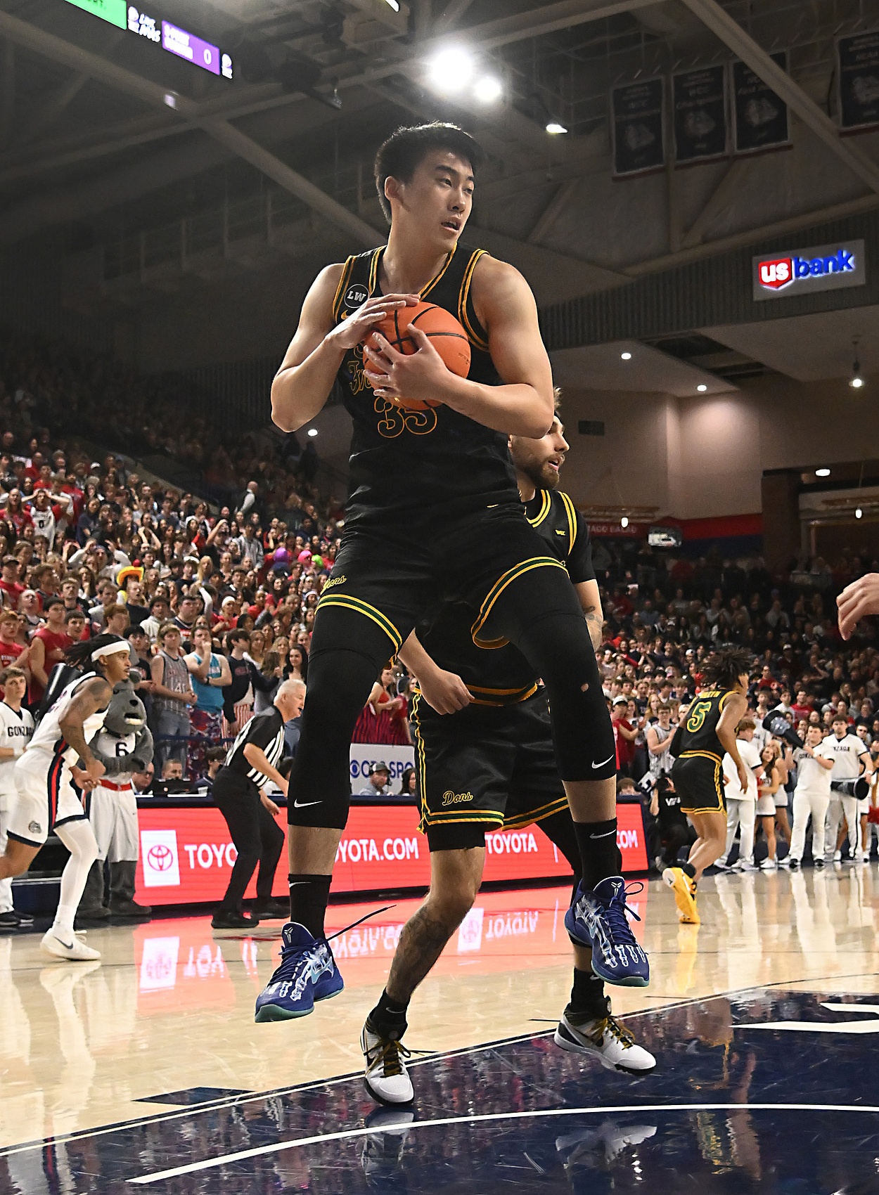 开云手机下载-媒体人：没出场时间让人糟心 王俊杰转校去适合自己风格的球队吧