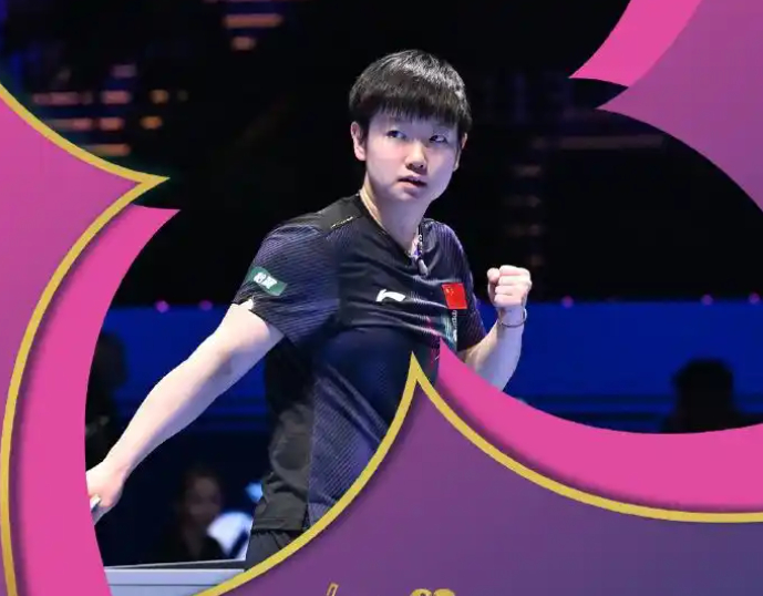 开云官网首页-夺冠合影，孙颖莎一瘸一拐，无法走下高台阶，谁注意邱贻可举动|王楚钦|何卓佳|WTT重庆冠军赛|林诗栋|王曼昱_新浪新闻